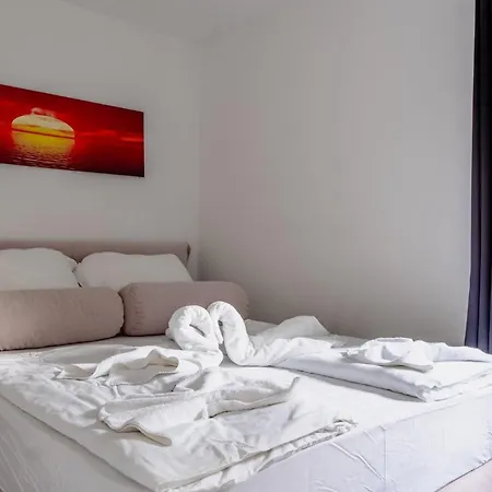 Family Friendly Seaside - 22115