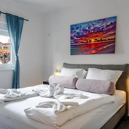 Family Friendly Seaside - 22115