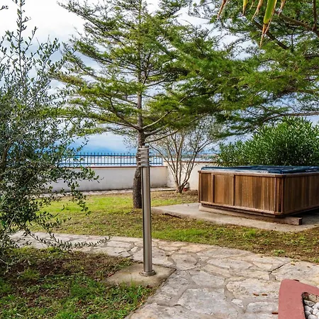 Family Friendly Seaside - 22115