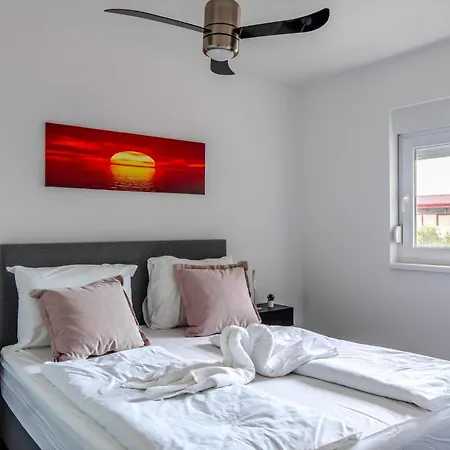 Family Friendly Seaside - 22115 Vir